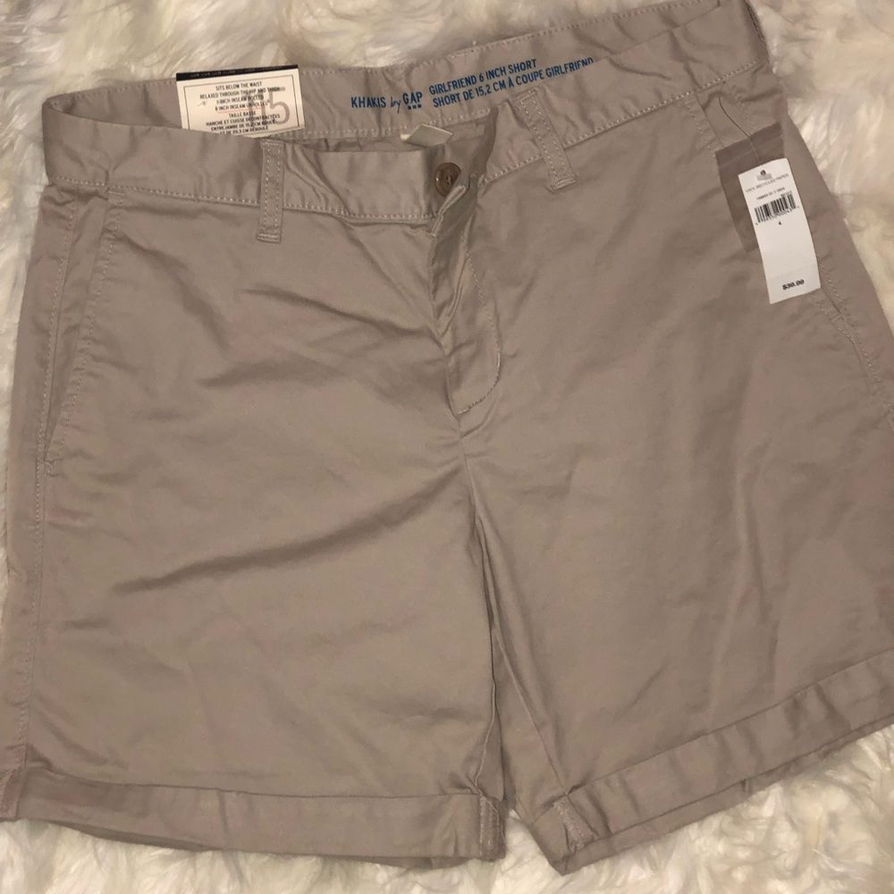 Gap Khakis Short size 4 The Girlfriend 6 inch